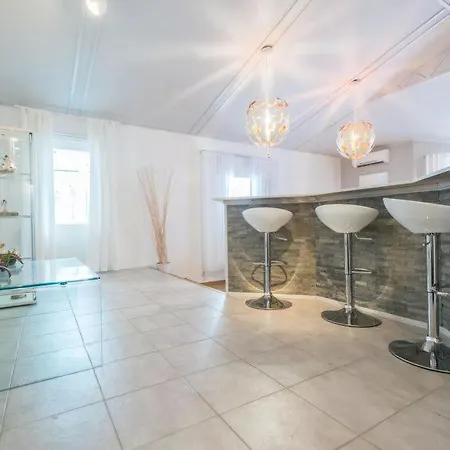 Tatil Evi Sleeps 6 Wifi Sirkka